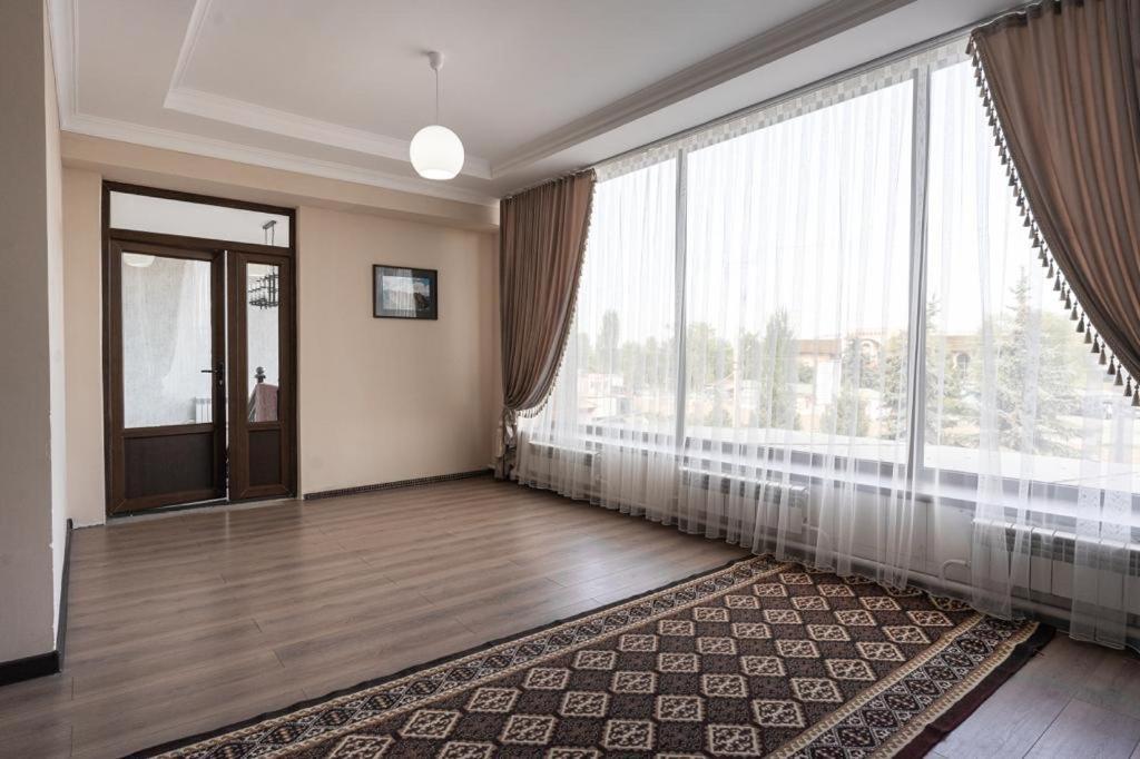 Muras Hotel Karakol Buitenkant foto