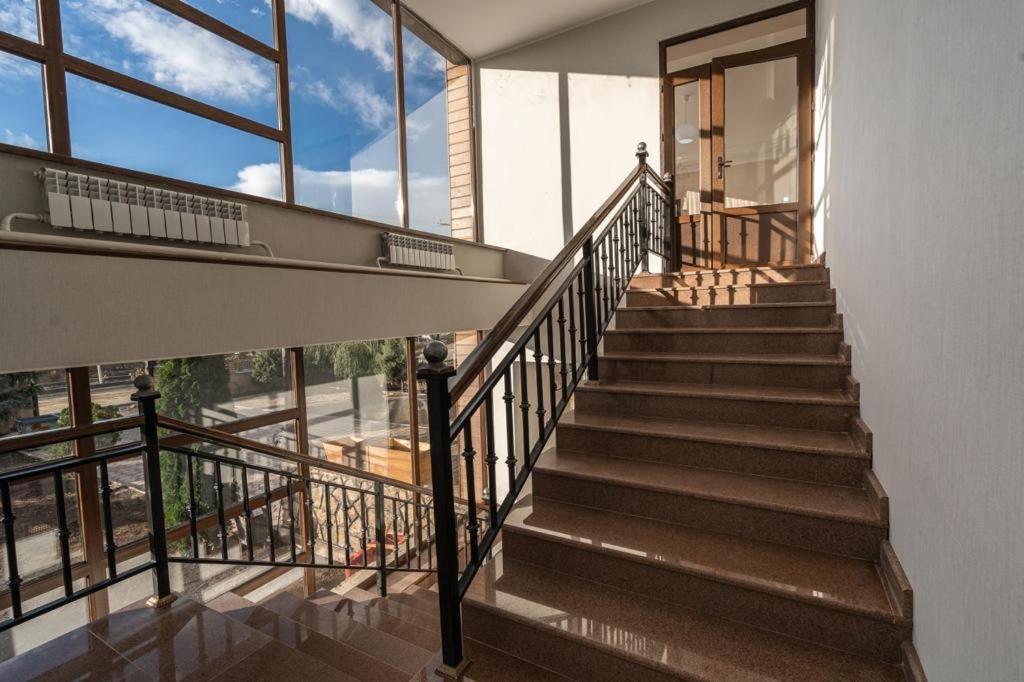 Muras Hotel Karakol Buitenkant foto