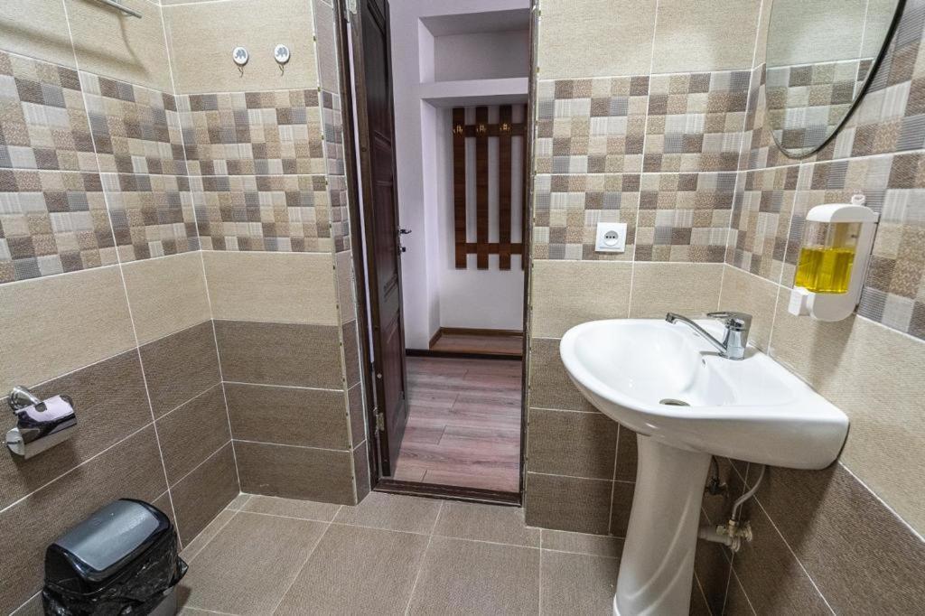 Muras Hotel Karakol Buitenkant foto