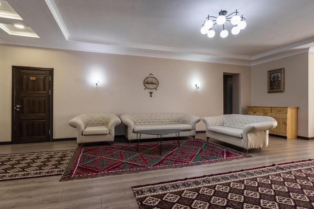 Muras Hotel Karakol Buitenkant foto