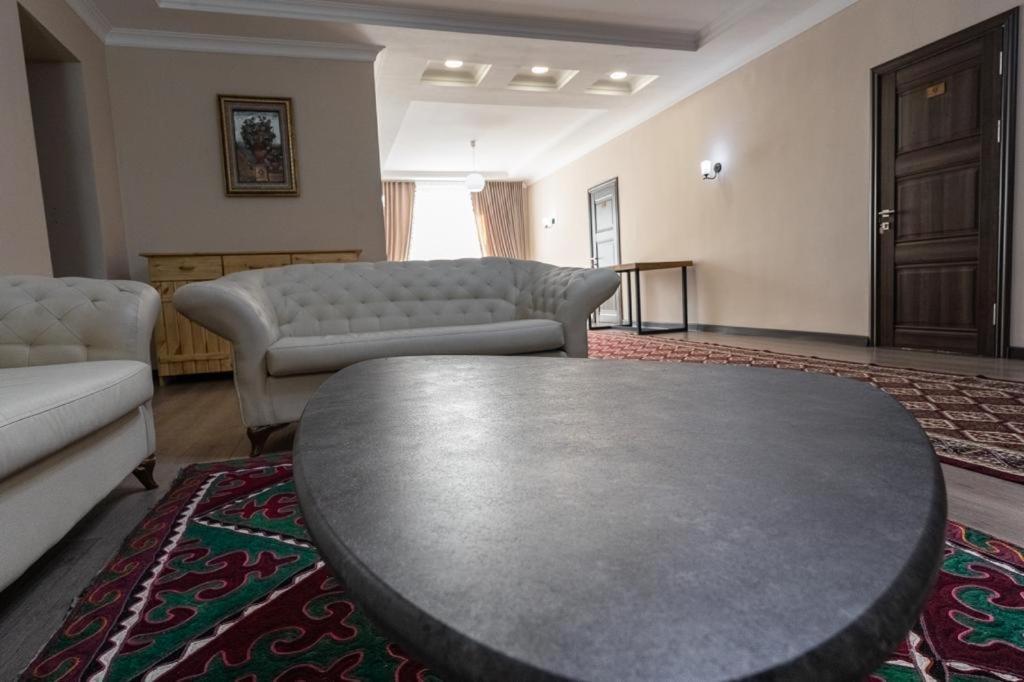 Muras Hotel Karakol Buitenkant foto
